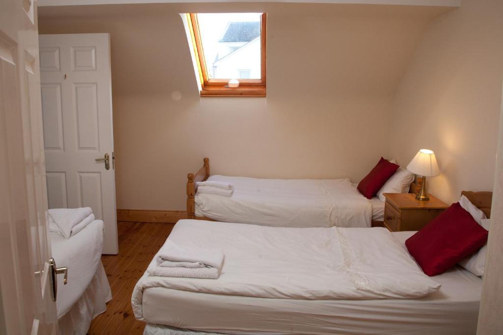 Ceol Na Mara Holiday Homes - Cois Tra & Cor Na Dtonn เอนนิสโครน ห้อง รูปภาพ